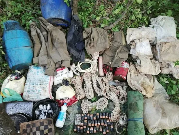 Son dakika: Bitlis'te SİHA'ların tespit ettiği PKK'lı teröristlere ait malzemeler imha edildi-2