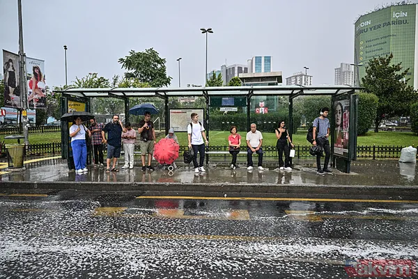 İstanbul'da kısa süreli yağış trafiği vurdu! Araçlar zor ilerledi duraklar doldu... - 5