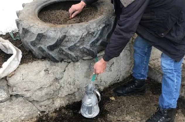 Hayvan gübresi ile suyun donmasını önledi