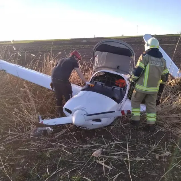 Eğitim uçağı tarlaya indi!