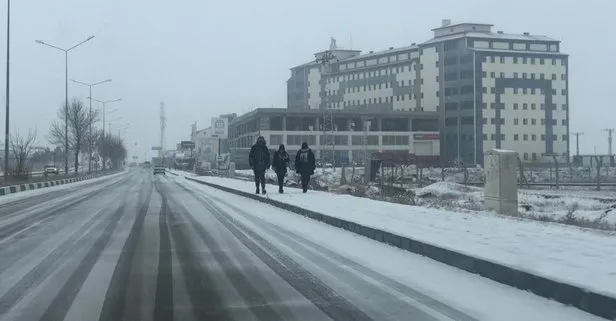 Beklenen kar yağışı başladı | Cadde ve sokaklar beyaza büründü yollar ulaşıma kapandı! A Haber muhabirleri sahada: İşte yurttan görüntüler