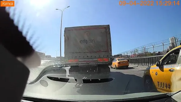 istanbulda-taksiler-yine-basrolde-yolcunun-inmesini-beklemeden-hareket-etti-yolcu-dustu-1649573569201.jpg İstanbul'da taksiler yine başrolde! Yolcunun inmesini beklemeden hareket etti: yolcu düştü-7