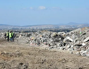 İzmir'de binalardan çıkan enkaz, özel alanda muhafazaya alındı! 24 saat nöbet tutuluyor