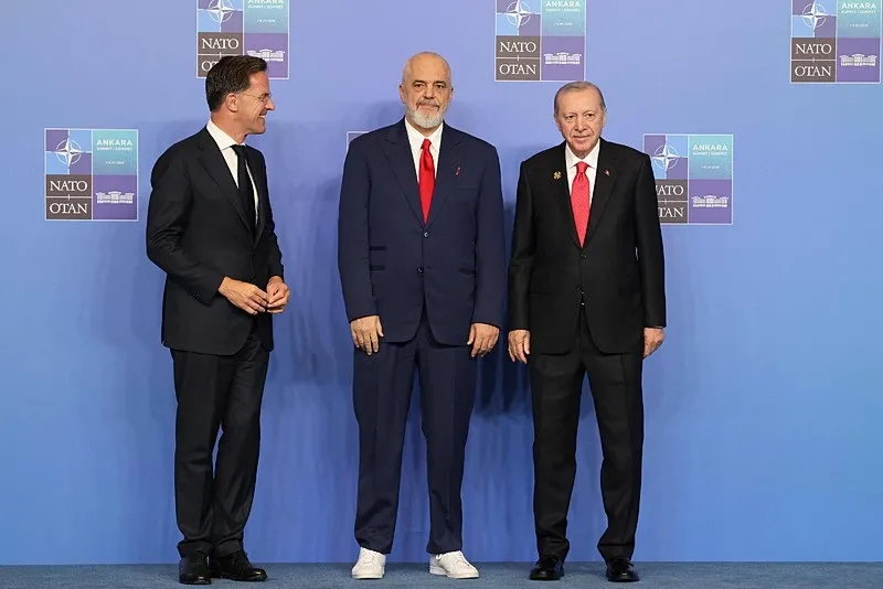 nato-zirvesinde-kare-kare-mesaj-ayakkabidan-turkuaz-haliya-carpici-analiz-1783608446341.jpeg NATO Zirvesi’nde kare kare mesaj: Ayakkabıdan turkuaz halıya çarpıcı analiz-3