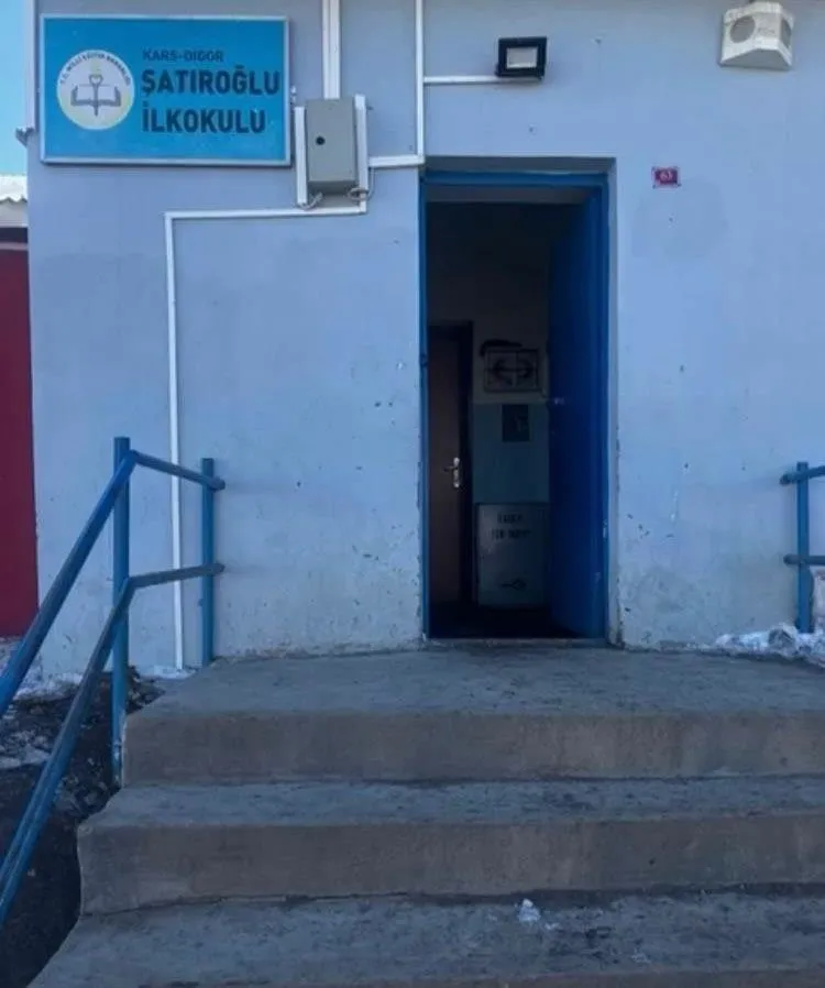 chp-kars-milletvekili-inan-akgun-alpin-curuk-okul-provokasyonu-elinde-patladi-kendi-memleketinden-bihaber-1717090310110.jpeg CHP Kars Milletvekili İnan Akgün Alp'in 'çürük okul' provokasyonu elinde patladı: Kendi memleketinden bihaber!-3