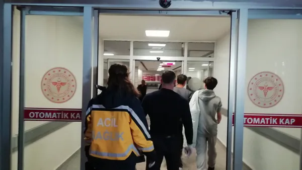 erzincanda-20-ogrenci-gida-zehirlenmesi-suphesiyle-hastaneye-kaldirildi-1667332944126.jpg Erzincan'da 20 öğrenci gıda zehirlenmesi şüphesiyle hastaneye kaldırıldı-5