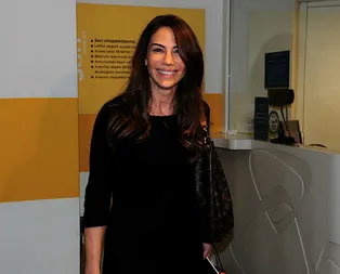 Ünlü oyuncu yarı çıplak siyahi erkekle karşılıklı...