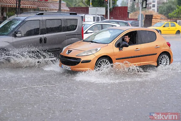 İzmir'de kent merkezi sularla doldu: Ağaçlar devrildi, araçlar gidemedi | Sokakta 2 kişi elektrik akımına kapılarak hayatını kaybetti - 29