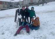 Kar topu oynamak isteyen çocuğun gülümseten isteği: Karları temizlemeyin