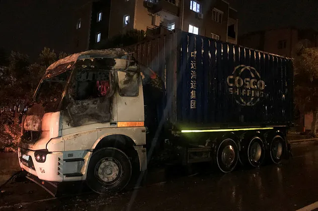 İzmir Buca'da park halindeki TIR alevlere teslim oldu