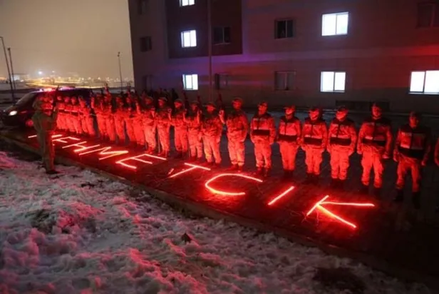 Muş'ta üniversite öğrencilerinden Bahar Kalkanı Harekatı'nda görev alan Mehmetçiğe bayrak ve ışıklı destek-3