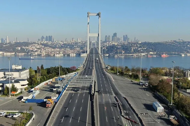 Son dakika: Sokağa çıkma yasağı sonrası 15 Temmuz Şehitler Köprüsü'ndeki denetimler havadan görüntülendi