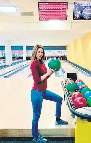 Demet Şener'den bowling pozu