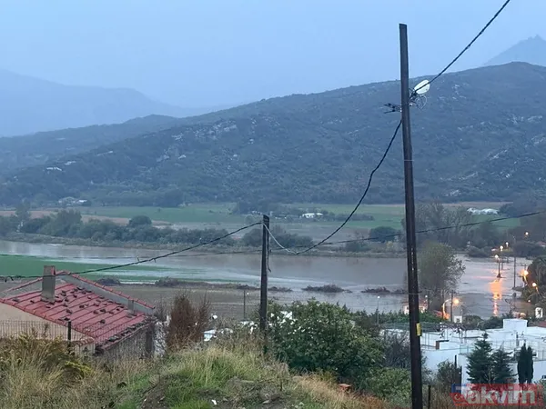 Gökçeada'da yağış sonrası sel ve heyelan! Evleri su bastı yol kapandı - 1