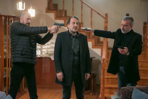 arka-sokaklarda-kacan-kacana-7si-de-ilisigini-kesti-merve-oflaz-oya-akar-derken-simdi-de-1629446459990.jpg 7'si de ilişiğini kesti! Merve Oflaz, Oya Okar derken şimdi de... Arka Sokaklar'da kaçan kaçana!-8