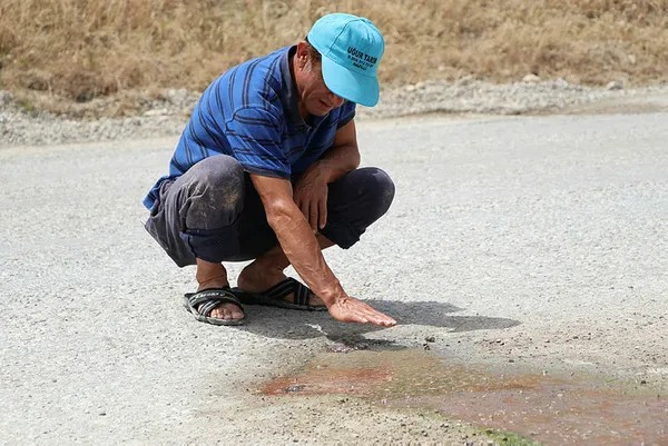 denizlide-saskinlik-yaratan-manzara-karayolunun-altindan-cikti-1590225018229.jpg Denizli'de şaşkınlık yaratan manzara! Karayolunun altından çıktı-2