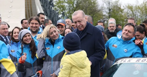 Külliye önünde renkli buluşma: Başkan Erdoğan İpek Yolu Rallisi katılımcılarıyla bir araya geldi