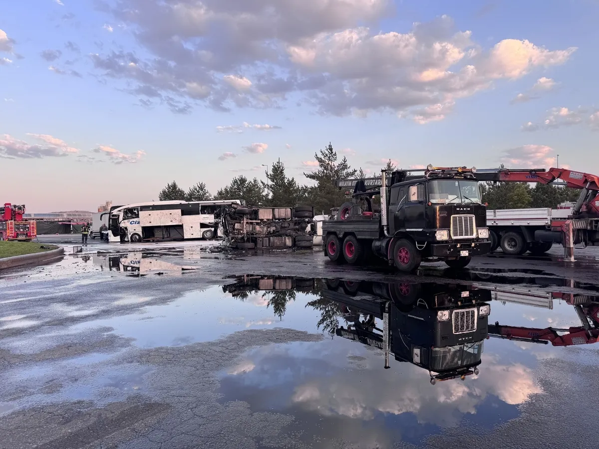 kayseride-faciaya-ramak-kala-otobus-benzin-tankeriyle-carpisti-1787629724593.jpeg Kayseri'de faciaya ramak kala: Otobüs benzin tankeriyle çarpıştı-4