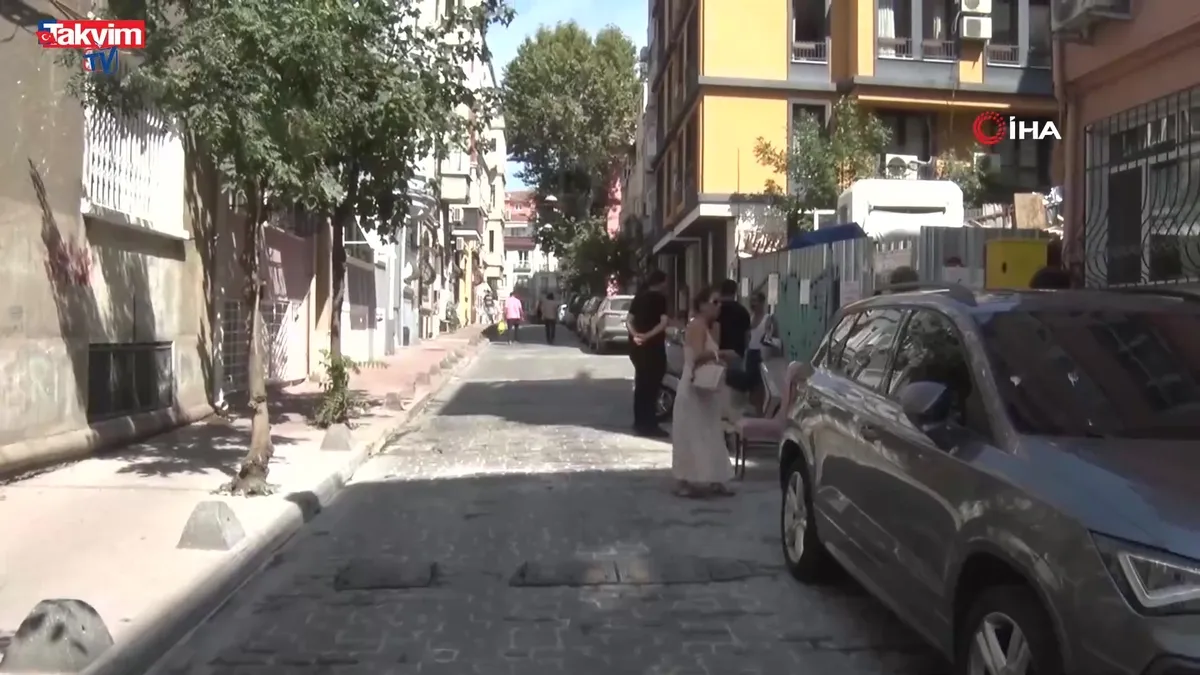 Beyoğlu’nda inşaat alanında göçük: Bir işçi beline kadar toprak altında kaldı