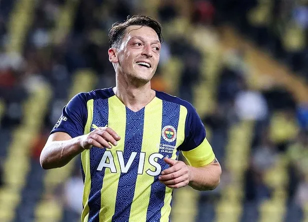 fenerbahcede-mesut-ozil-krizi-buyuyor-derbi-kadrosuna-alinmadi-1637182584057.jpeg Fenerbahçe'de Mesut Özil krizi büyüyor! Derbi kadrosuna alınmadı-14