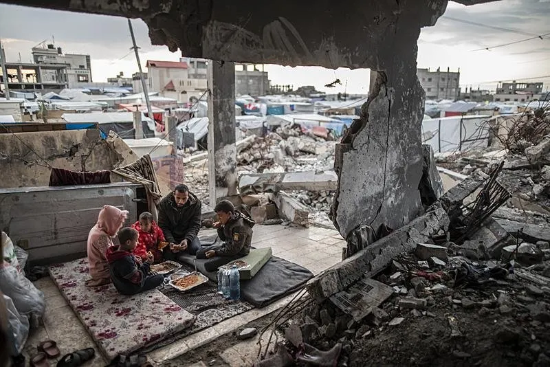 İsrail saldırısında evi yıkılan ve eşini kaybeden Filistinli Muhammad al-Durra (41), ramazan ayını saldırılarda bir bölümü yıkılan enkaz halindeki evde geçiriyor. Can güvenliklerini korumak için defalarca göç etmek zorunda kalan ve halihazırda Gazze'nin Refah kentinde yaşayan Durra, orucunu enkaz halindeki evde çocuklarıyla birlikte hazırladığı yer sorasında açıyor. 
