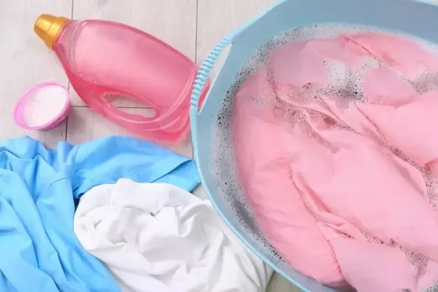 1691322272206.jpeg Silgiyle siler gibi yok ediyor! Çamaşır suyu dökülen kıyafetlerinizi kurtarmanın yolu bulundu! Meğer...-2