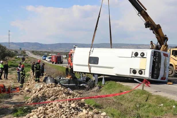 Denizli'de feci kaza: Tur midibüsü ile otomobil çarpıştı 2 ölü 23 yaralı-4