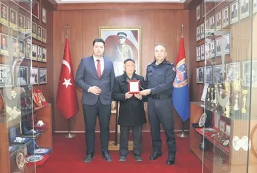 91 yaşındaki hayırseverden Jandarma’ya altın bağışı