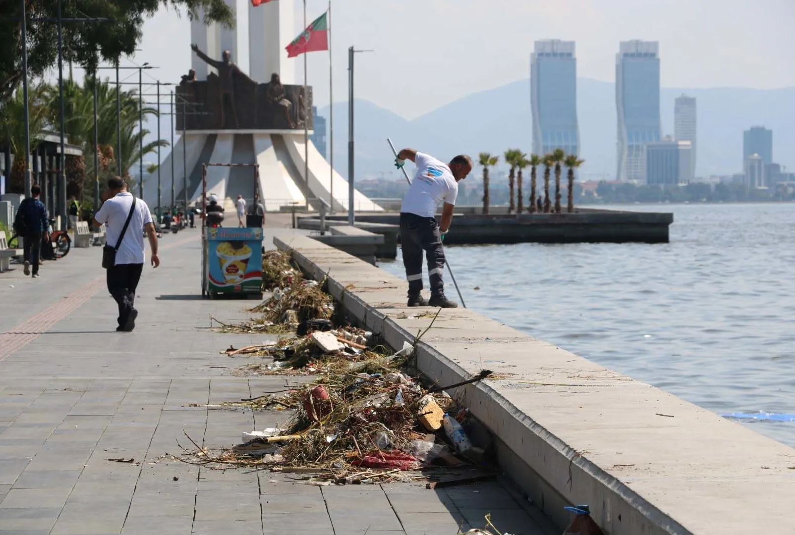 Sel sonrası sahillerde kirlilik
