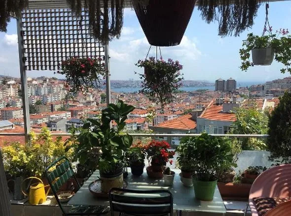 Denizin üstündeki evinde temizliği de kendi yapıyor!-10