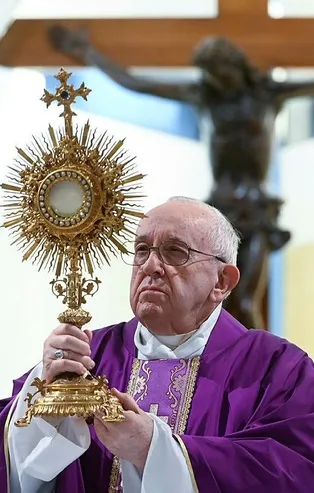 Son dakika: Vatikan'da korona şoku! Papa ile aynı konutta kalan rahipte korona virüs tespit edildi