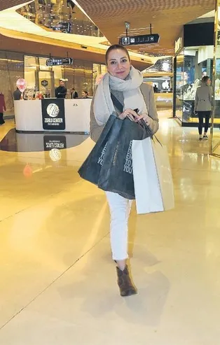 Ünlü oyuncu Dolunay Soysert alışverişte görüldü