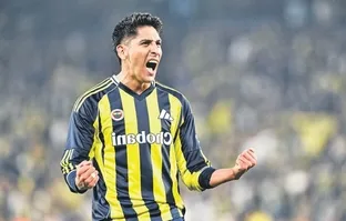 Edson Alvarez ceza sınırında