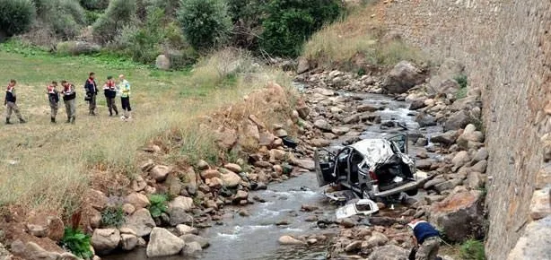 Otomobil çaya uçtu: 4 ölü