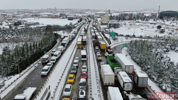 TEM Otoyolu Gebze mevkiinde kar nedeniyle kilometrelerce araç kuyruğu oluştu! Sürücüler zor anlar yaşadı - 6