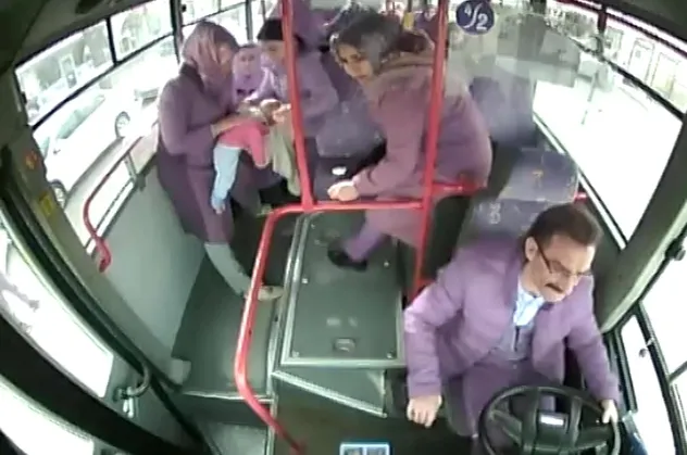 Halk otobüsünde panik anları! Bebeğin nefes alamadığını görünce...