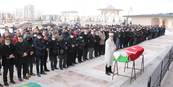 bursada-evinin-yakinindaki-parkta-olu-bulunan-hakim-cigdem-bayrakceken-memleketi-afyonkarahisarda-son-yolculug-1647005348398.jpg Bursa'da evinin yakınındaki parkta ölü bulunan Hakim Çiğdem Bayrakçeken memleketi Afyonkarahisar'da son yolculuğuna uğurlandı-5