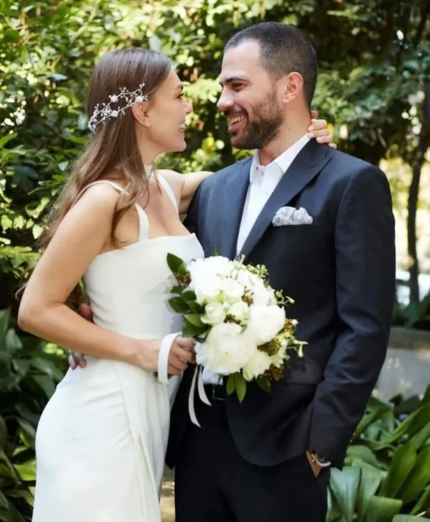 evli-mutlu-cocuklu-1671401425520.jpeg Evli, mutlu, çocuklu! Aslı Enver, eşi Berkin Gökbudak ile nikah sonrası ilk kez görüntülendi-3