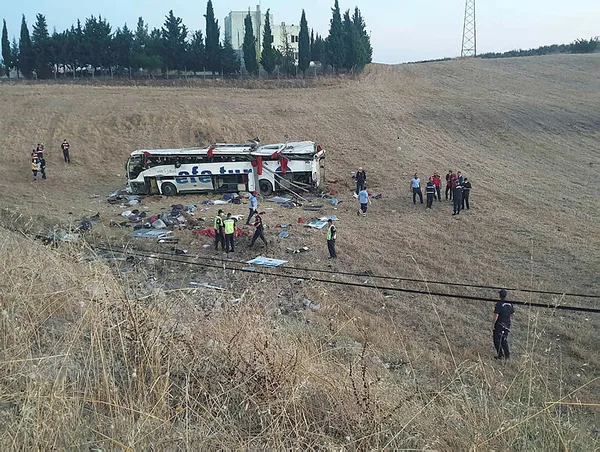 balikesir-kaza-yapan-firma-hangisi-balikesir-edremit-otobus-kazasi-olu-yarali-sayisi-1628404444093.jpg Balıkesir kaza yapan firma hangisi? Balıkesir Edremit otobüs kazası ölü yaralı sayısı!-2