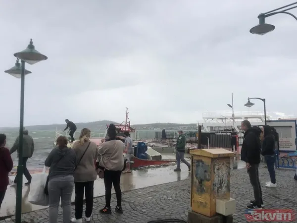 Turizm sezonu öncesi fırtına! Ayvalık'ta tekneler battı - 22