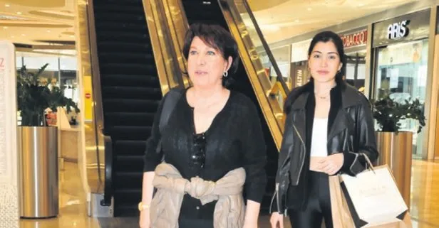 Usta oyuncu Oya Başar kızı Ayşe Kırca ile alışverişte görüldü