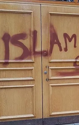 İsveç'te camiye çirkin saldırı