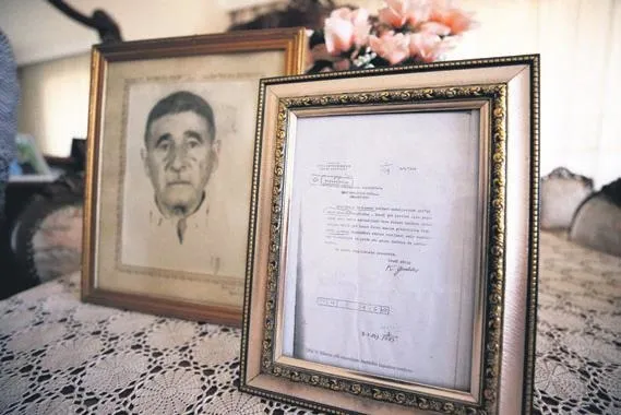 anitkabirin-yapimi-icin-bagis-yapan-dedesiyle-gurur-duyuyor-o-ani-belgesini-gururla-sakliyorum-1636502214866.jpeg Anıtkabir'in yapımı için bağış yapan dedesiyle gurur duyuyor: “O anı belgesini gururla saklıyorum”-2