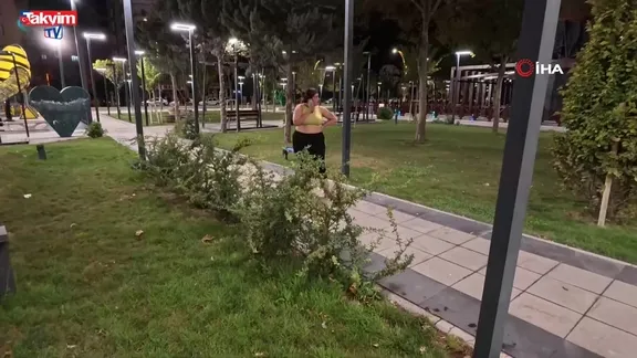 Aksaray’da parkta ilginç olay: Yardım istediği genci tekmeledi!