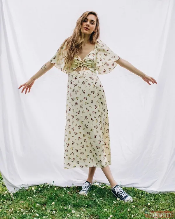 Eser Yenenler’in eşi Berfu Yenenler’den cüretkar paylaşım! Bikinisiyle objektif karşısına geçti herkes onu konuştu - 17