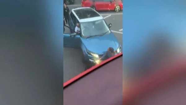 Londra'da dehşete düşüren anlar... Bir kadın, iki aracın arasına sıkıştı-2