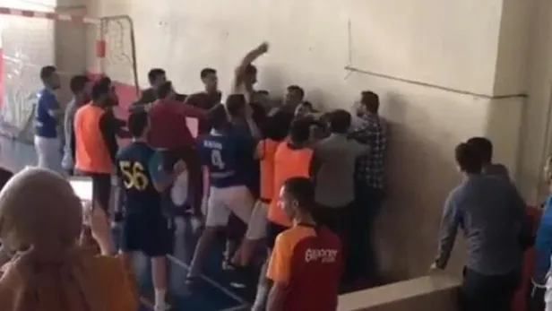 siirtte-akilalmaz-olay-ogretmenler-kavga-etti-ogrenciler-ayirdi-kavga-ani-kamerada-1572020119822.jpg Siirt'te akılalmaz olay! Öğretmenler kavga etti, öğrenciler ayırdı... Kavga anı kamerada-2