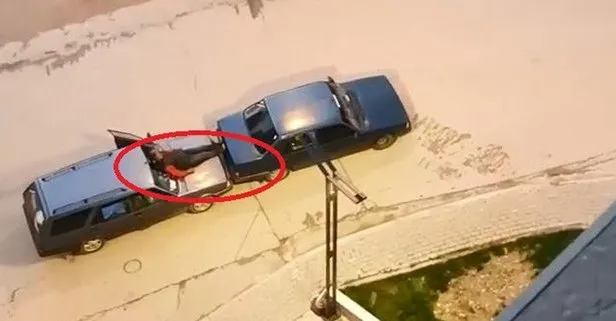 Bursa’da seyir halindeki otomobilin ön kaputuna oturan bir kişi öndeki aracı ayaklarıyla itti