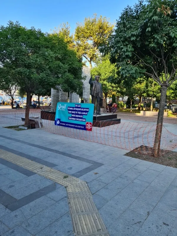chpli-ibbnin-gayri-yasal-heykel-insasina-itiraz-emirler-mescidinin-yerine-yapilmisti-1599646429689.jpg CHP'li İBB'nin gayri yasal heykel inşasına itiraz! Emirler Mescidi'nin yerine yapılmıştı-2