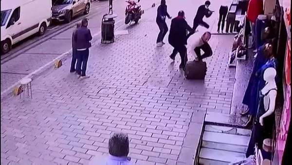 1633601948849.jpg Laleli'de 3 milyon dolarlık gasp girişimi! Saniye saniye kaydedildi-2